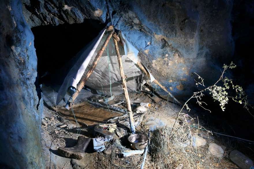 Bir mağaranın önüne çadır kuran ve yaşam malzemeleri ile donatan Özer jandarmayla girdiği çatışmada öldürüldü. Foto:AA
