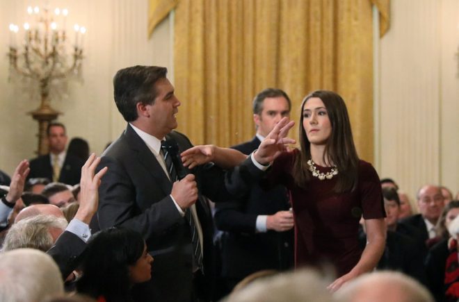 Trump ve Acosta arasındaki gerilim kameralara böyle yansımıştı. 