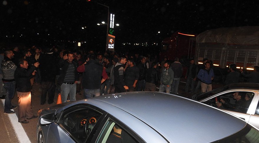 Eylemciler Çorum-Samsun karayolunu da bir süre trafiğe kapattı. Foto: AA
