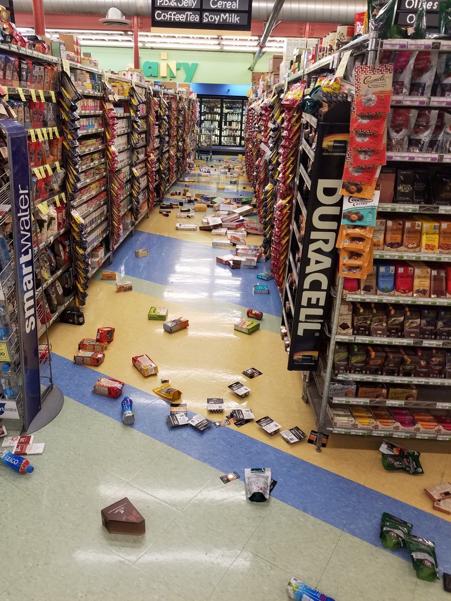 Depremde bir marketin rafları bu hale geldi. Reuters