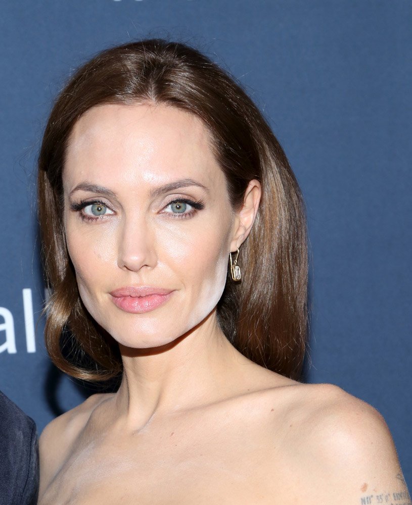 Güzelliği için paradan kaçınmayan oyuncu Angelina Jolie sağlıklı ve fit görünümü için bol bol havyar yiyormuş. Yağ bakımından zengin ve oldukça pahalı olan Bearii havyarı ile vücudundaki çatlaklarından, lekelerinden kurtulmuş. 