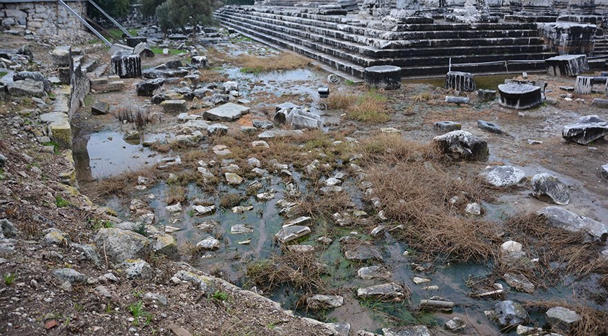 Tapınağın zeminine dolan suyun kaynağı belirlenemedi. Foto: AA