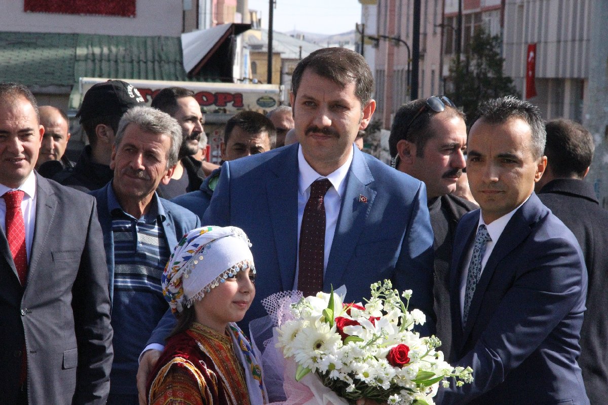 Sivas Valiliğine atanan Salih Ayhan çiçeklerle karşılandı