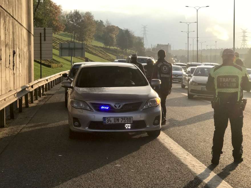 Emniyet şeridine giren çakarlı araçlara da ceza kesildi. Foto: DHA