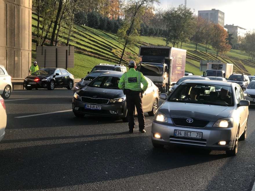 Polis ihlalleri tek tek tespit edip ceza yazdı. Foto: DHA