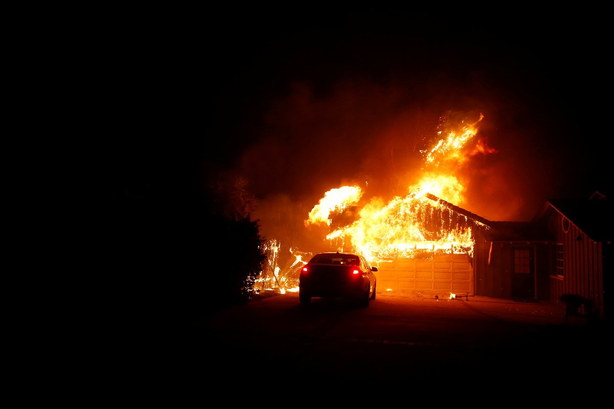Yangında birçok ev ve iş yeri hasar gördü. Reuters