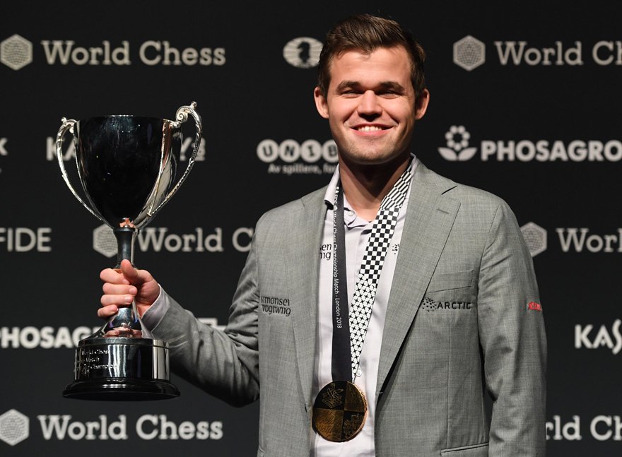 Satrancın Ronaldosu olarak bilinen Carlsen'in dün giydiği ceketteki reklamlar dikkat çekti.