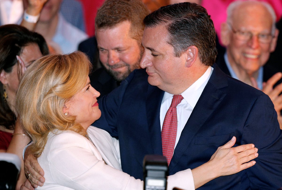 Cumhuriyetçilerin adayı Ted Cruz (sağdaki) kritik zaferiyle Senato'da çoğunluğun Cumhuriyetçilerde kaldığını resmi hale getirdi. Cruz zaferini eşiyle kutladı.