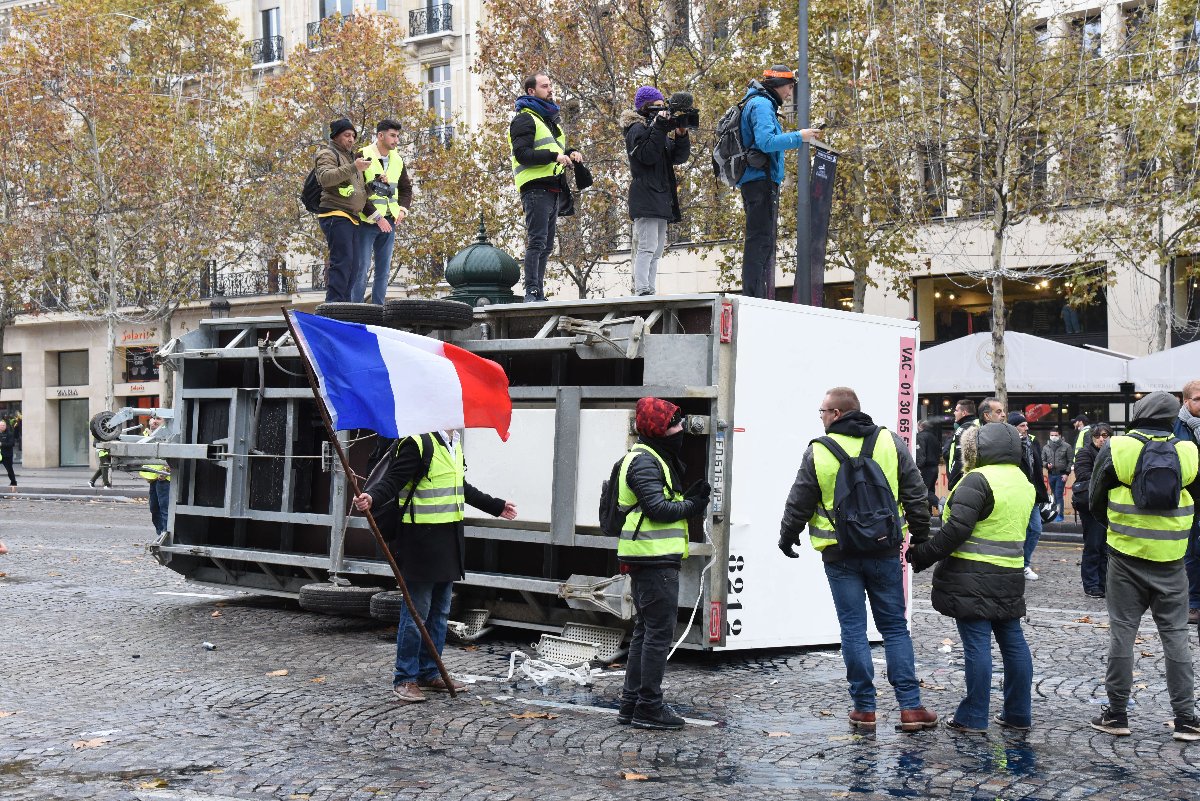 Göstericiler, Paris'in göbeğinde bazı araçları devirerek yaktı.