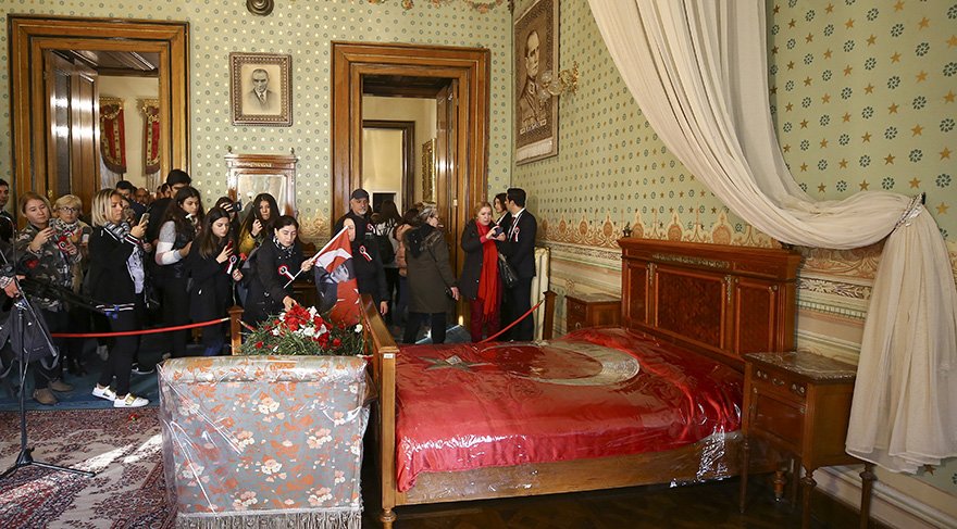 Vatandaşlar Mustafa Kemal Atatürk'ün, Dolmabahçe Sarayı'ndaki yatağını karanfillerle donattı. Foto: AA