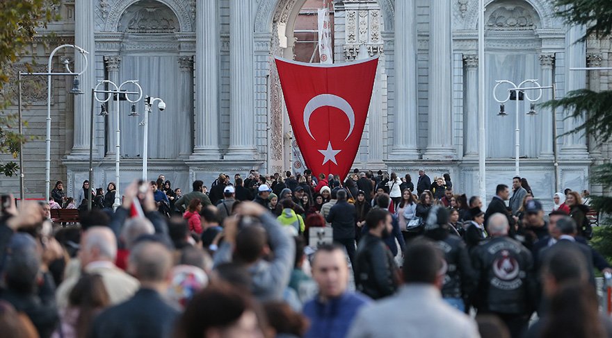 Türkiye Cumhuriyeti'nin kurucusu Mustafa Kemal Atatürk'ün, ebediyete intikalinin 80. yıl dönümü dolayısıyla vatandaşlar, hayata gözlerini yumduğu Dolmabahçe Sarayı'na geldi.
