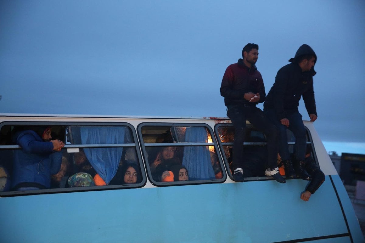 FOTO: AA / Servistekiler elleriyle camları kırarak minibüsün üzerine çıktılar. 