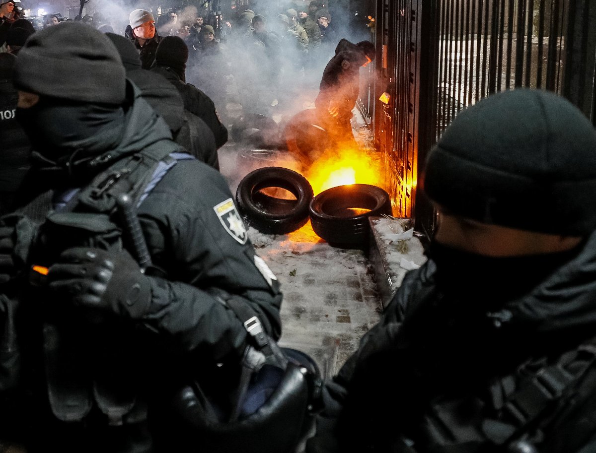 Yaşananların ardından dün gece Kiev'deki Rusya Büyükelçiliği önünde gösteri düzenlendi. Güvenlik güçleri ile Ukraynalılar arasında arbede yaşandı.