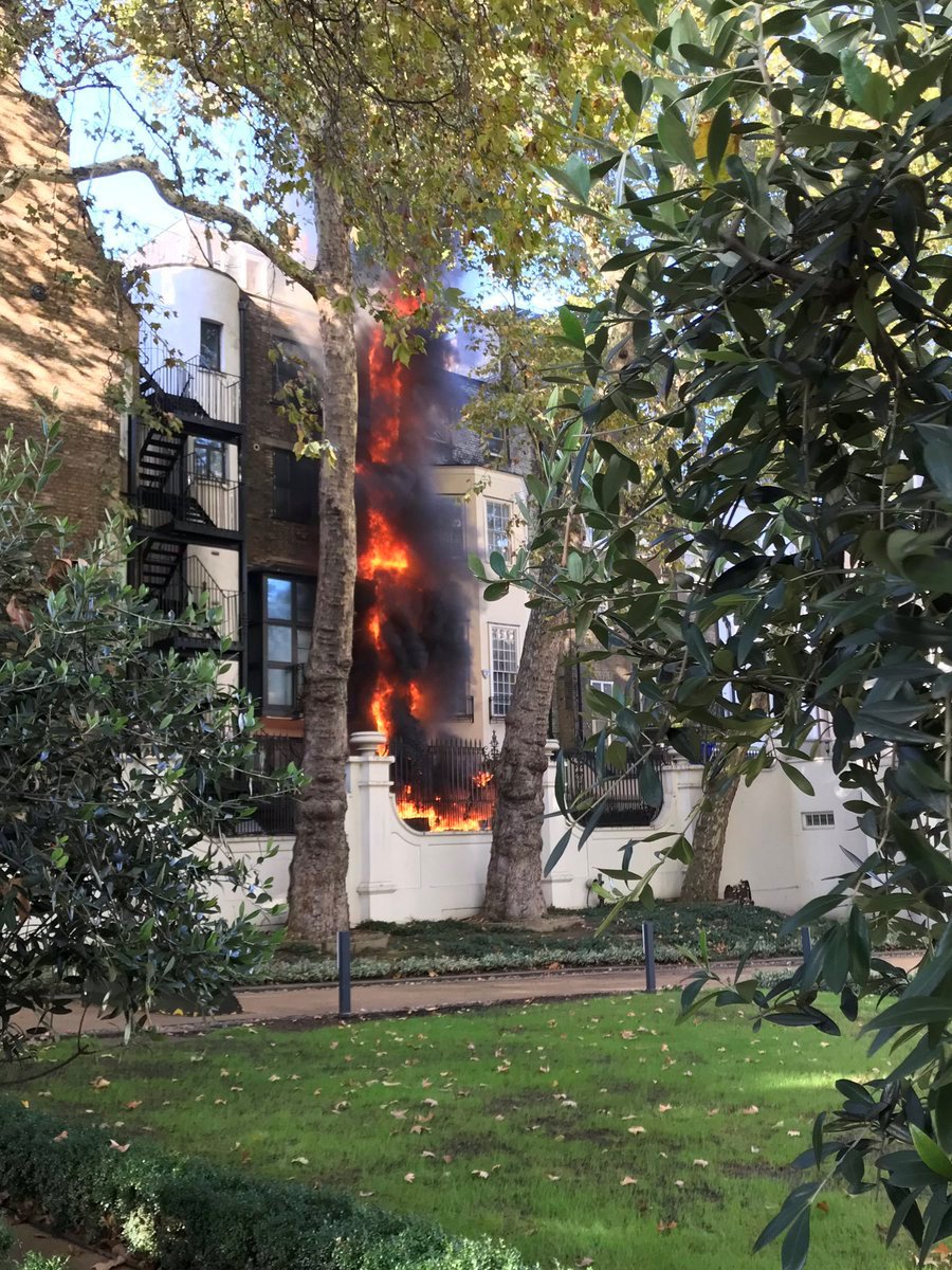 Reuters'ın servis ettiği fotoğrafta binanın tamamen yandığı görülüyor.