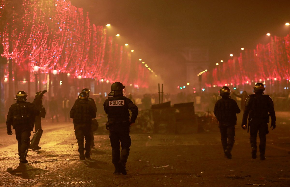 Fransa Cumhurbaşkanı Macron, göstericilere müdahale eden polisi sosyal medya üzerinden tebrik etti.