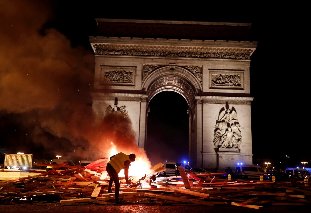Göstericiler, Paris'in en popüler caddelerinden Champs Elysee'de toplandı ve polisle çatıştı.