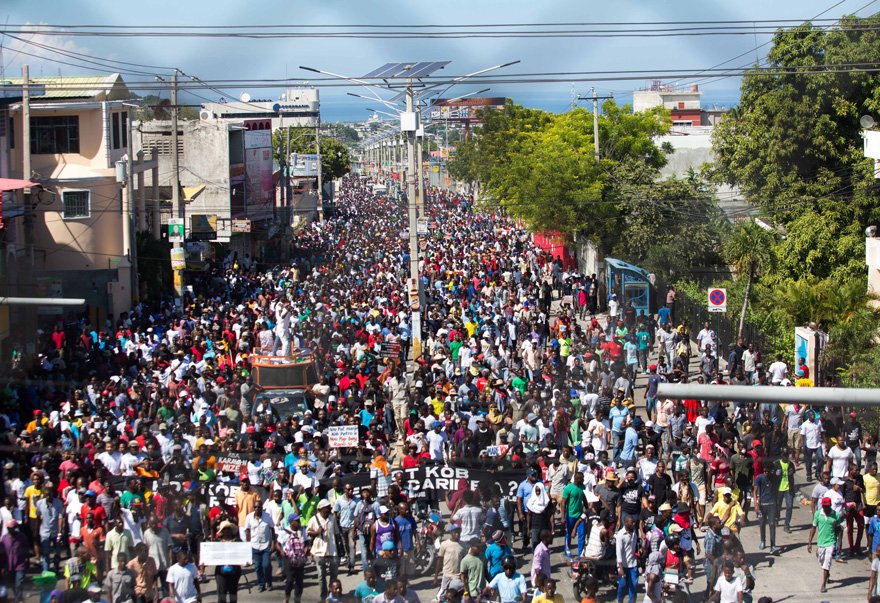 Binlerce gösterici yolsuzluk dolayısıyla sokaklara döküldü.