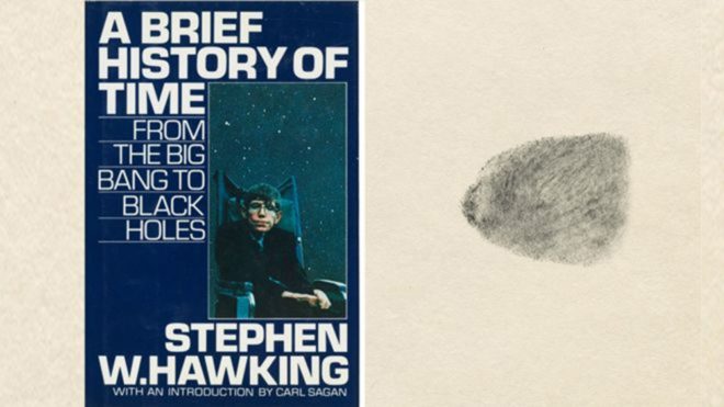 Hawking tarafından parmak iziyle imzalanan 'Zamanın Kısa Tarihi' kitabı müzayedede satılan eserler arasındaydı. 