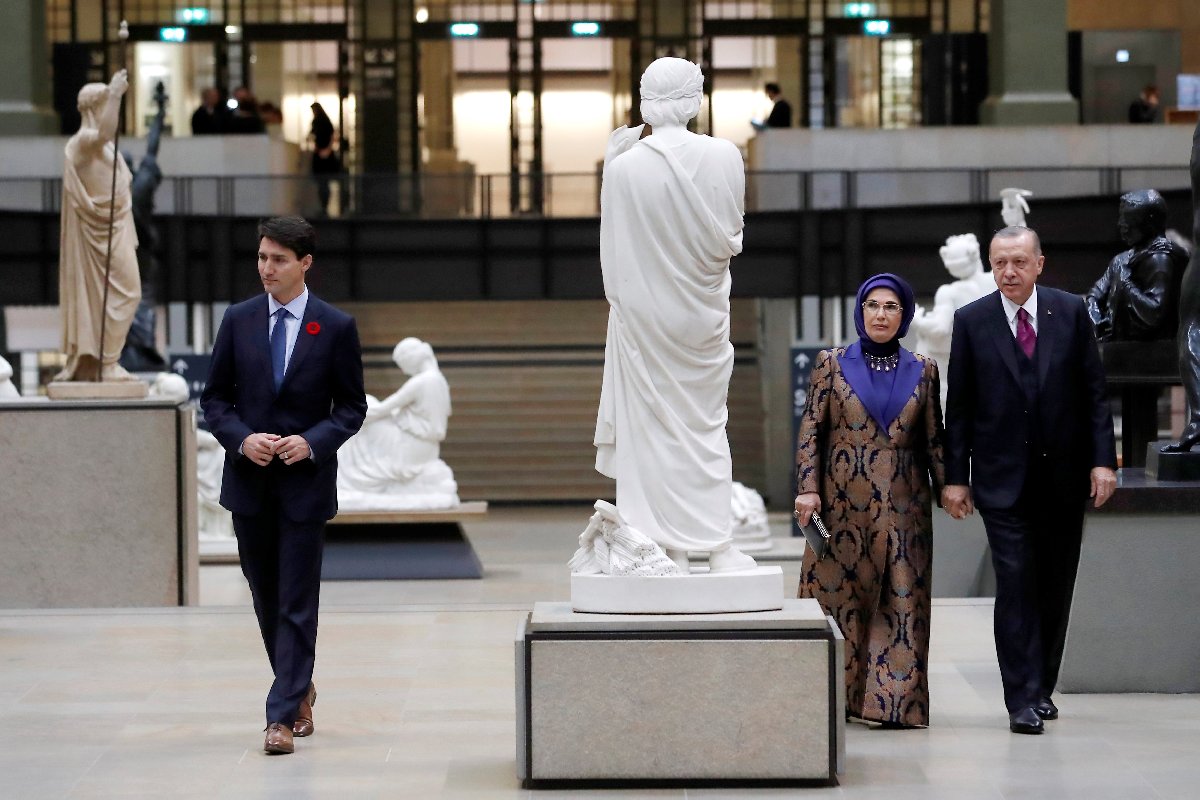 Erdoğan çifti heykeli dikkatlice incelerken, Kanada Başbakanı Justin Trudeau da salona giriş yaptı.