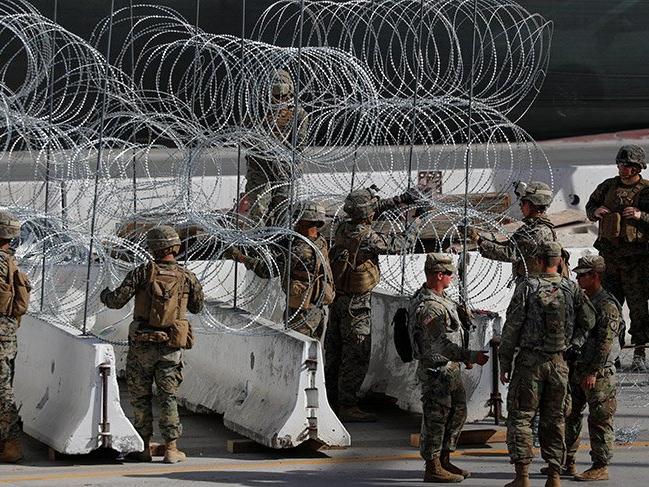Amerikan askerleri sınıra tel örgü çekti