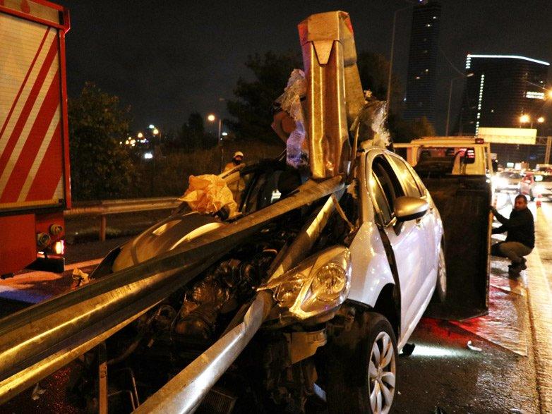 İstanbul'da feci kaza! Otomobil bariyere ok gibi saplandı