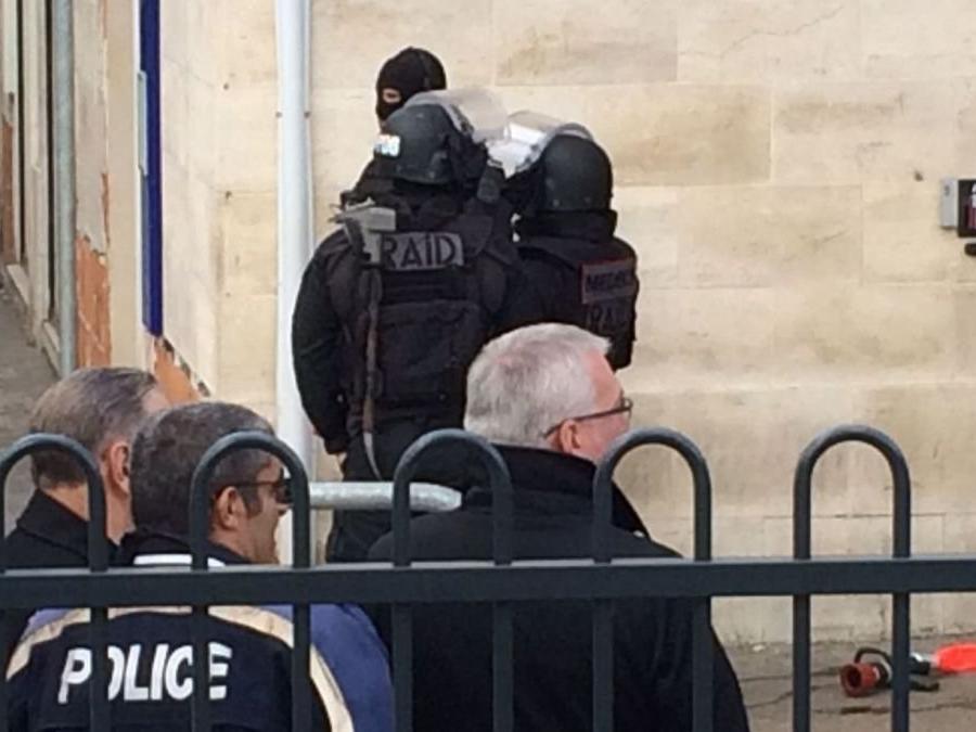 Fransa'da kadın saldırgan bankayı ele geçirdi