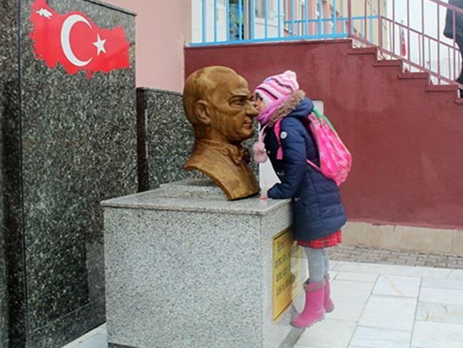 Minik kız, sınıfına girmeden önce her sabah Atatürk'ü öpüyor