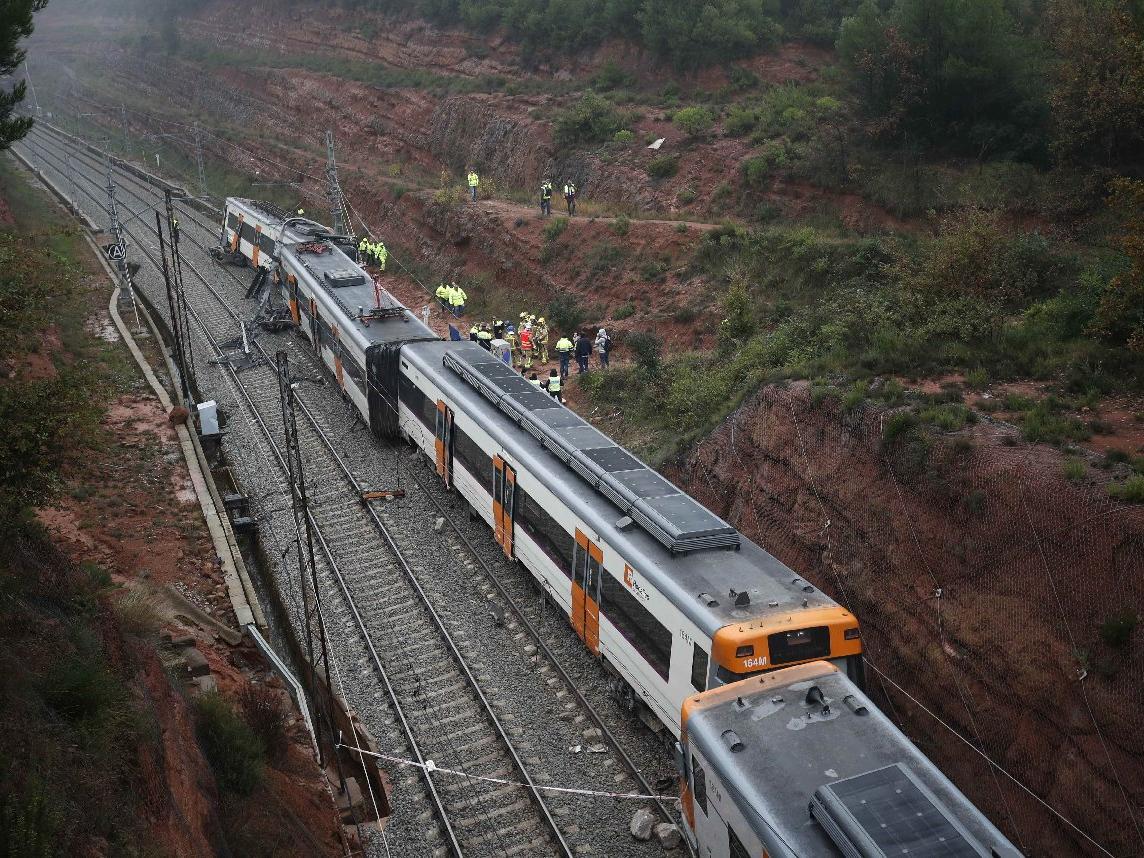 Barcelona'da tren devrildi: Ölü ve yaralılar var