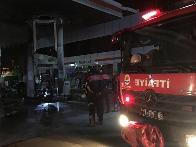 Adana'da akaryakıt istasyonunda yangın! Polis uzun namlulu silahlarla önlem aldı