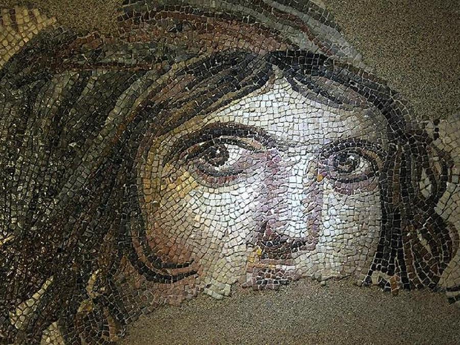 'Çingene Kızı' mozaiğinin ABD'deki kayıp parçaları Türkiye'ye dönüyor