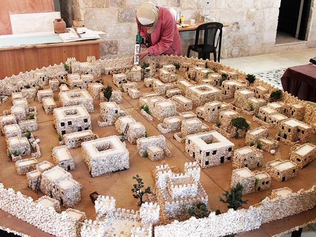Filistinli kadın sanatçı 2000 yıllık Nablus kentinin minyatürünü yaptı