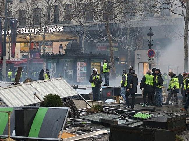 Paris'teki akaryakıt zammı gösterilerinde 101 kişi gözaltında