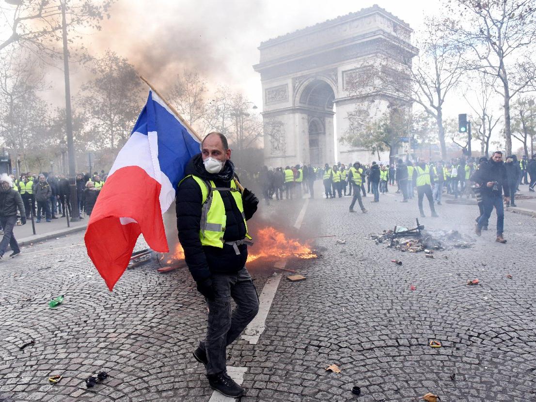 Fransa'da akaryakıt zammı ortalığı karıştırdı: Sarı yelekliler polisle çatıştı
