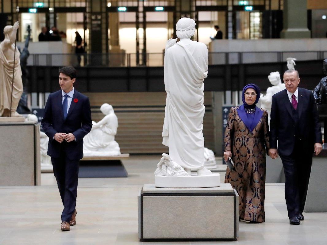 Fransa'da dikkat çeken detay... Erdoğan çiftinin ilgisini çeken heykel