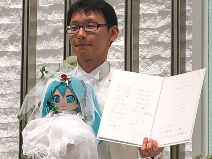 Bunu da gördük: 35 yaşındaki adam hologramla evlendi
