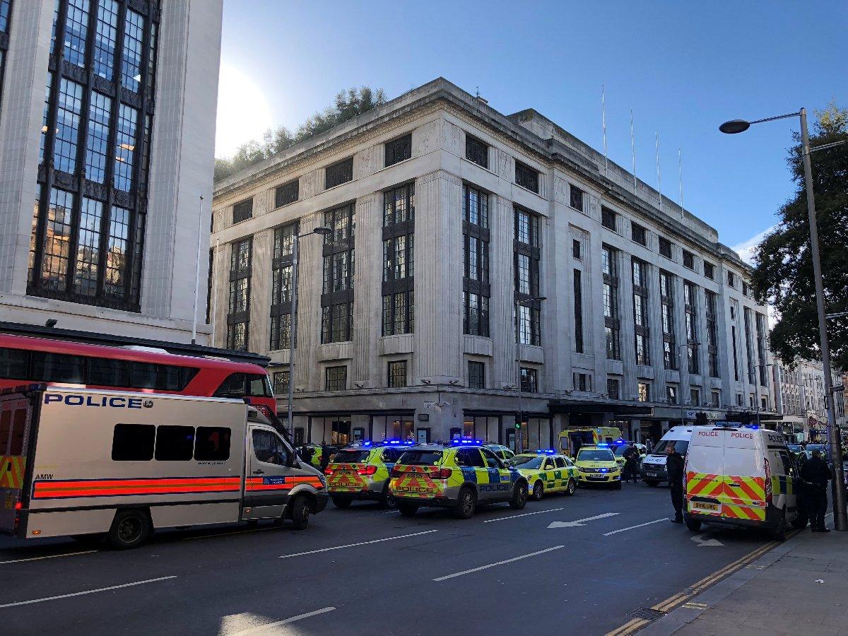 Londra'da bıçaklı saldırı: Polisler olay yerinde