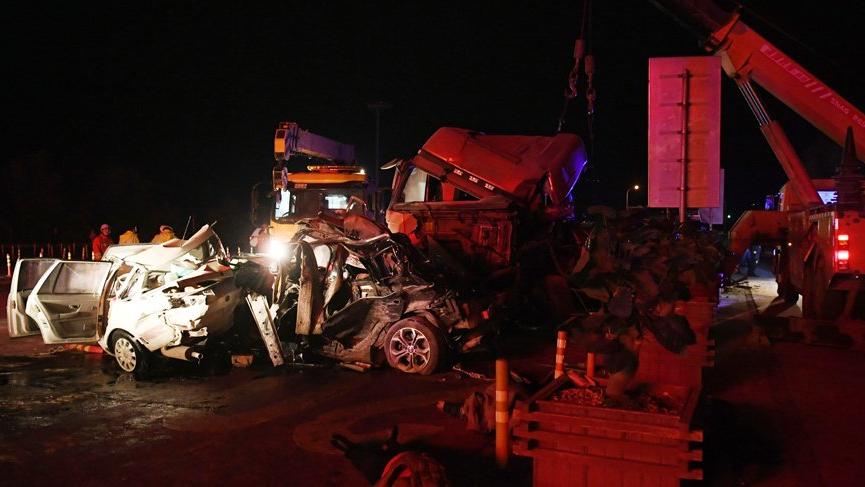 Korkunç kaza! 26 araç birbirine girdi: 14 ölü