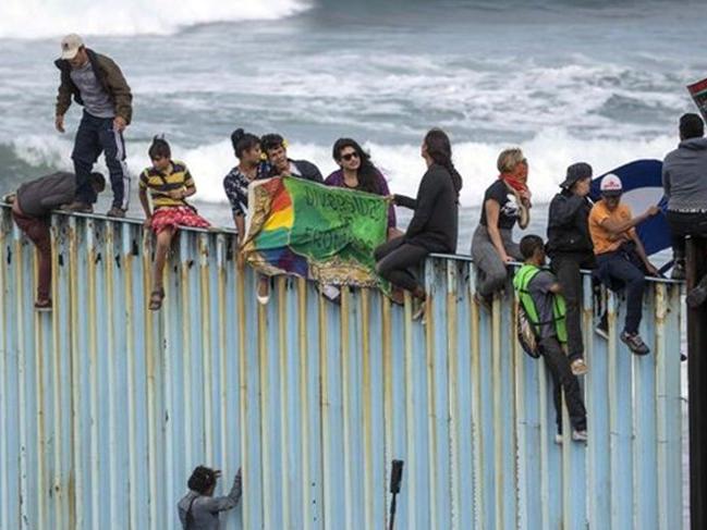Göçmenler ABD sınırına ulaştı! Sayı hızla artıyor...