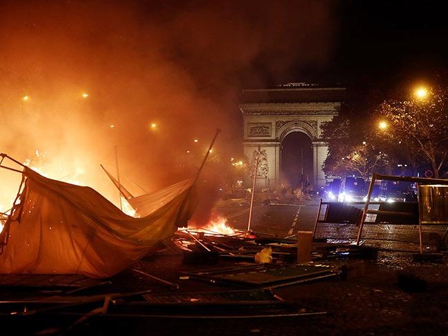 Paris'te akaryakıt zamlarını protesto edenlere sert müdahale