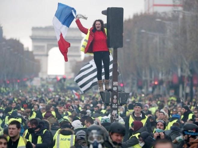 Fransa'da akaryakıt fiyatları: Paris petrol zammı protestosunda insanlar neden sarı yelek giyiyor?