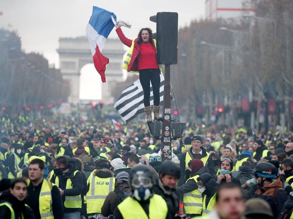 Paris'te tansiyon düşmüyor! Fransızlar zamlara karşı sokakta
