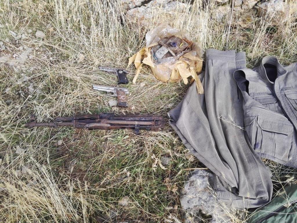 Van'da terör örgütü PKK'ya ait silah ve patlayıcı ele geçirildi 