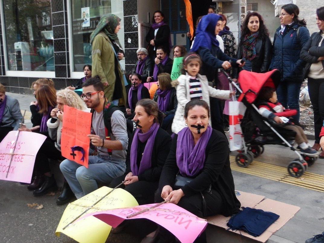 CHP’li kadınlar 24 Kasım Kadına Yönelik Şiddet Mücadele etkinliğinde