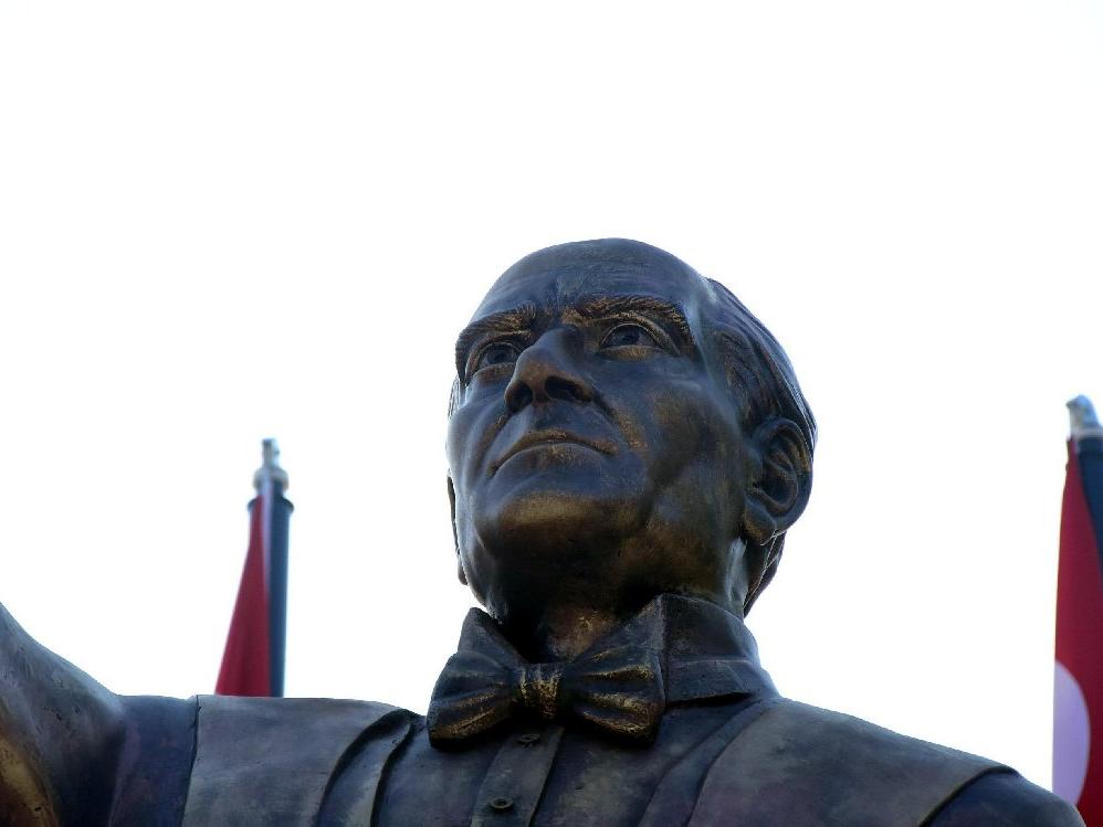Atatürk'e benzemeyen heykelde düzeltme çalışmaları başladı
