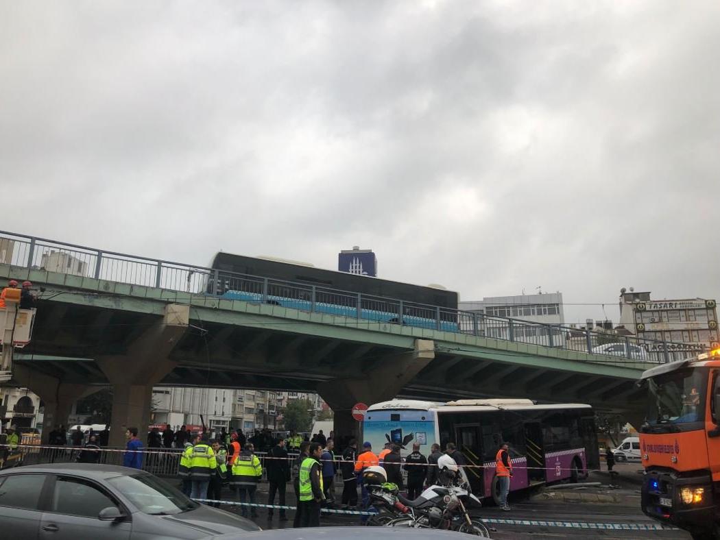 İstanbul'da otobüs kazası! Tramvay seferleri aksadı