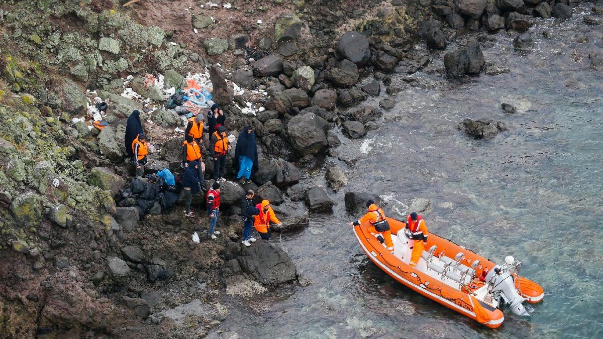 Ege Denizi'nde mahsur kalan göçmenlere kurtarma operasyonu