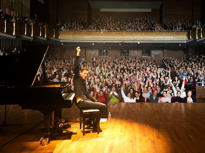 Rekortmen piyanist, Türkiye'deki ilk konserini İzmir'de verdi