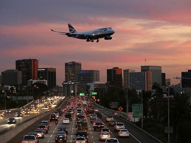 San Diego Havalimanı'nda uçaklar yolu teğet geçiyor
