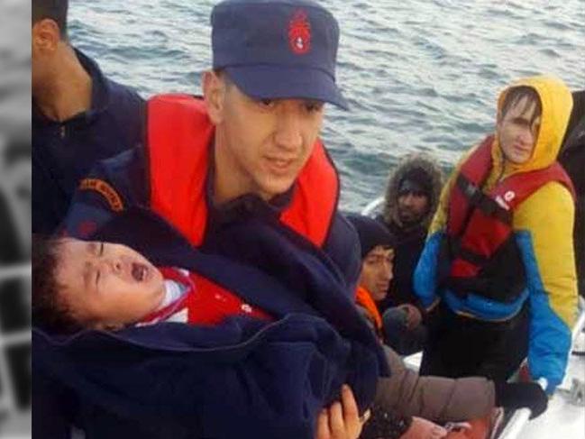 Göçmenleri taşıyan bot batarken Sahil Güvenlik yardıma yetişti