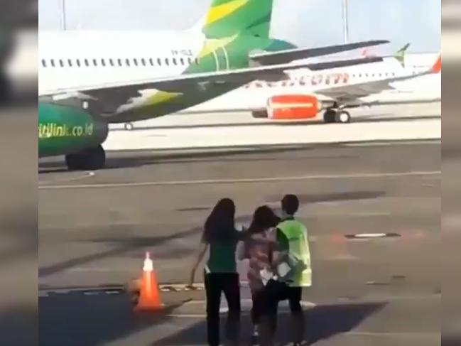 Kadın yolcu, uçağı kaçırınca arkasından koştu!